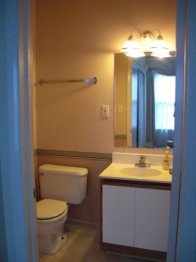 Building Photo - 646 Pickford Pl NE