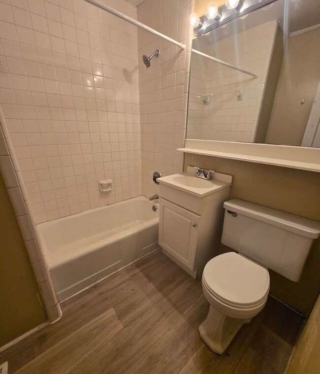 Building Photo - 823 Lockwood Ave