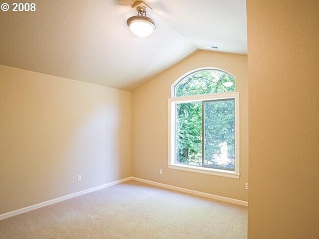Building Photo - Beautiful 4 Bedroom Home In Garden Home Area!