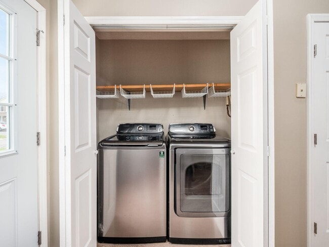 Building Photo - 5222 Horseshoe Dr N