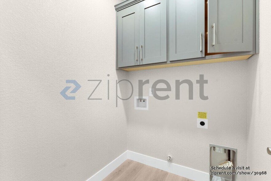 Building Photo - Unit