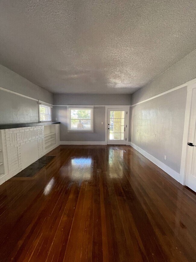 Building Photo - 835 E Weldon Ave
