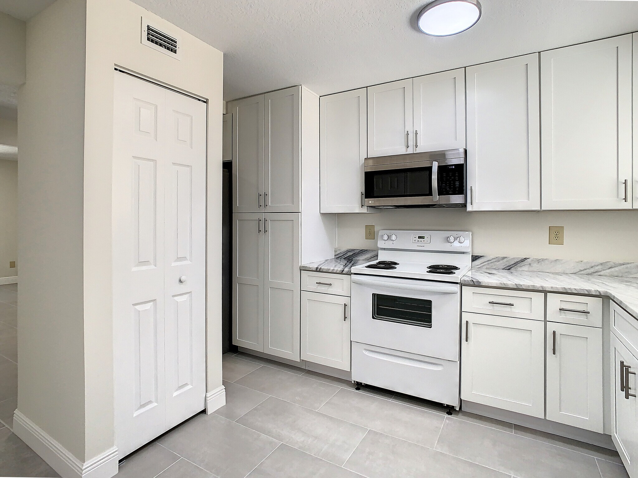 Building Photo - 9027 Pebble Creek Dr