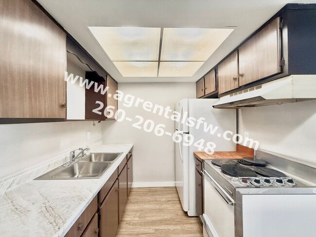 Building Photo - 901-931 West Brookwood Court