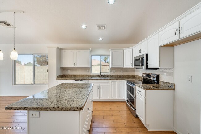 Building Photo - 4559 W Dailey St