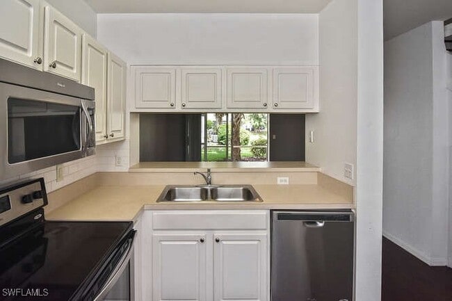 Building Photo - 10100 Poppy Hill Dr