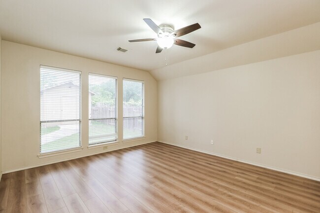 Building Photo - Spacious 4-Bedroom