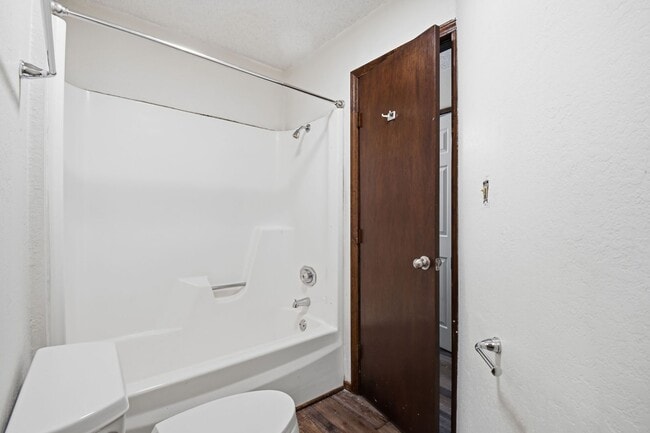 Building Photo - Newly Remodeled Duplex in Grove | Immediate Move In