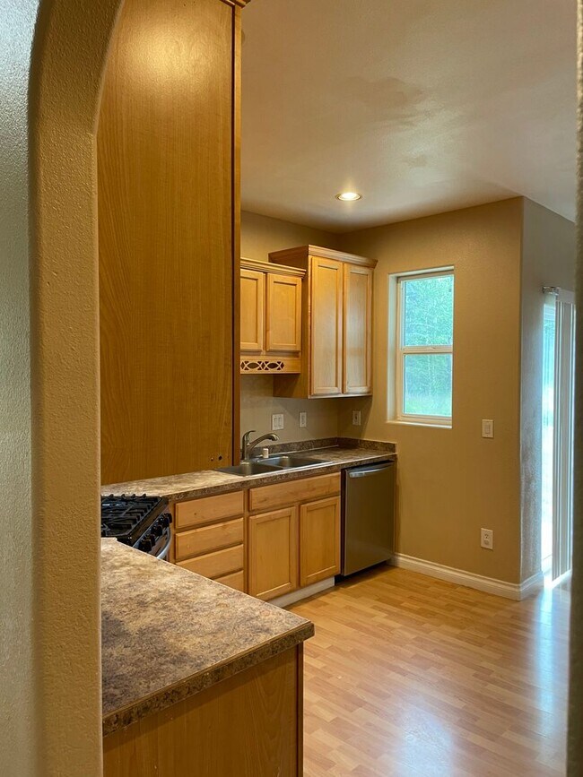 Building Photo - Beautiful 3 Bedroom Single Family Home With 2 Car Garage!