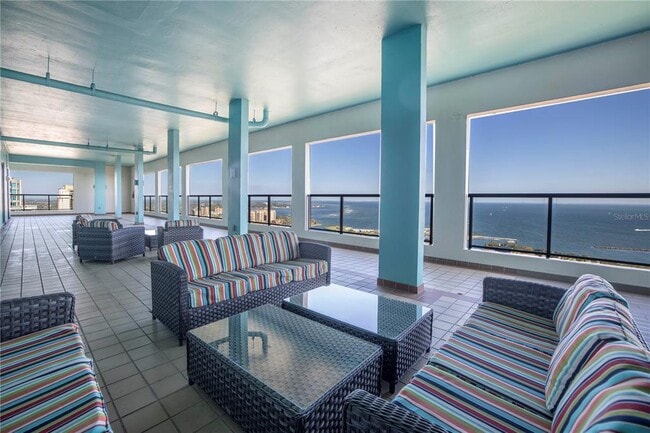 Building Photo - 1 Beach Dr SE