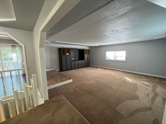 Building Photo - 4 Bed 3 Bath Large lot by Milford lake. Al...