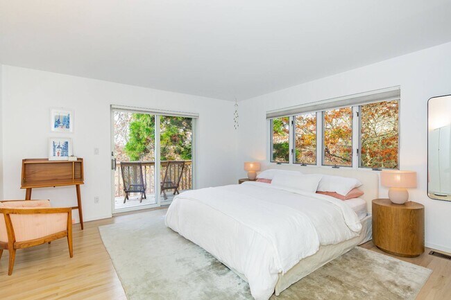 Building Photo - 94 3 Mile Harbor Hc Rd