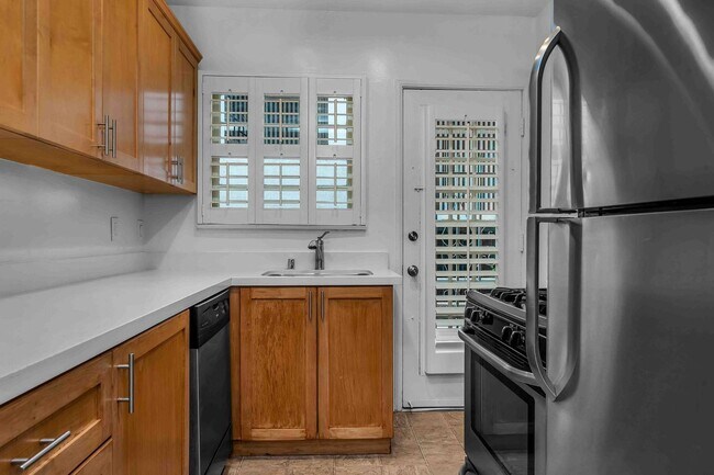 Building Photo - Large unit walking distance to the triangle!