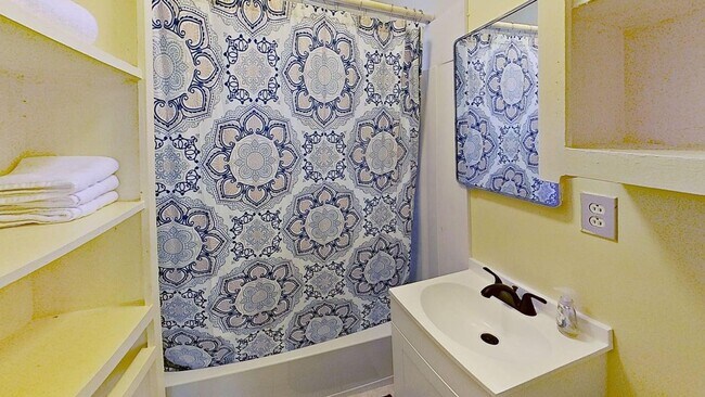 Building Photo - Renovated 3-Bedroom Home – Furnished or Unfurnished – Prime Location!