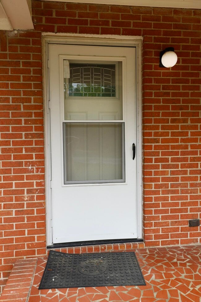 Building Photo - 807 N Guignard Dr