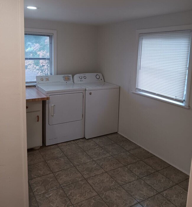 Building Photo - Annual 2 Bedroom + Den / 2 Bath Home – Sar...