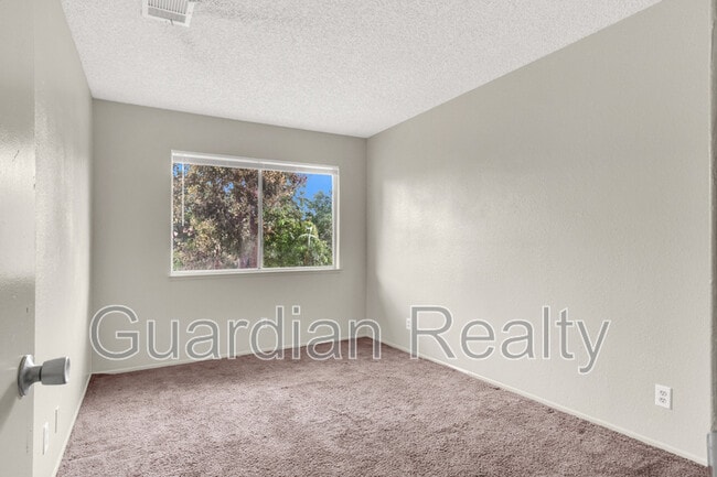 Building Photo - 2209 Tall Pine Dr