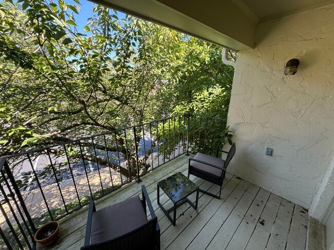 Building Photo - Charming 1 Bed 1 Bath + Den & Balcony In Cardinal Forest - Water Included!