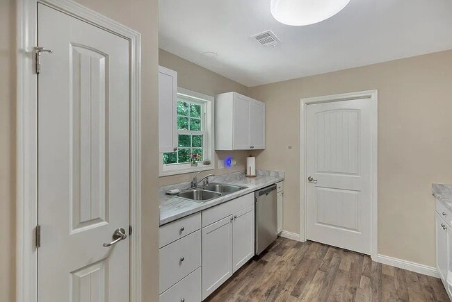 Building Photo - Charming 3-Bedroom Haven with 2 Full Baths...