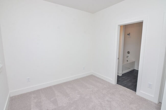 Building Photo - 550 Markham St
