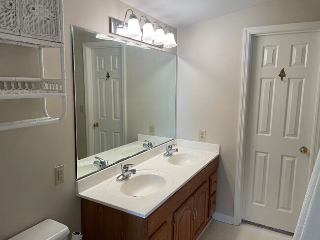 Building Photo - Historic Home 3BR / 2BA Detached Garage, W...