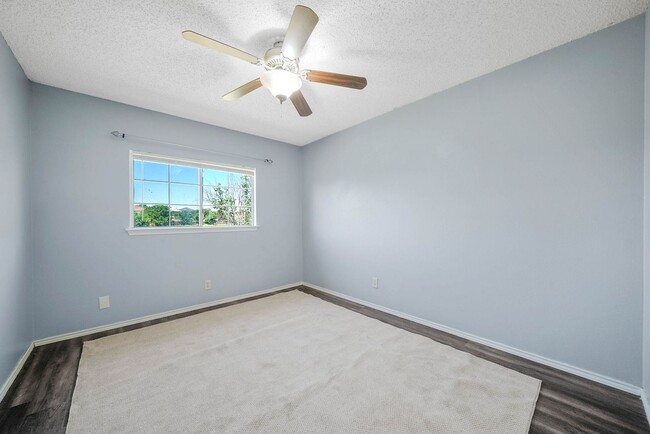 Building Photo - 3 Bedroom and 2 Bathroom located  in Brentfield Subdivision
