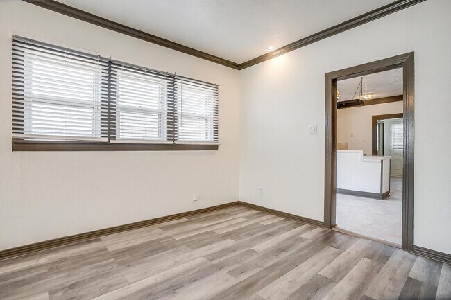 Building Photo - Well Maintained 3 Bed, 2 Bath in Establish...