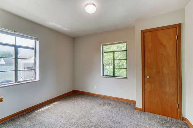 Building Photo - 347 Darrow Ave