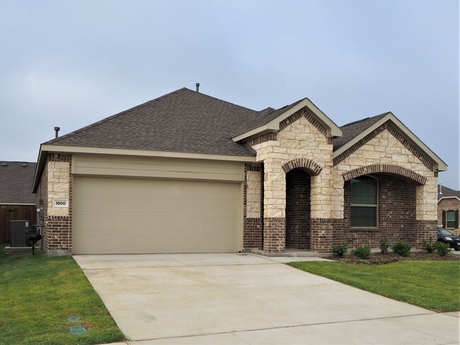 Building Photo - 1800 Lake Grove Dr
