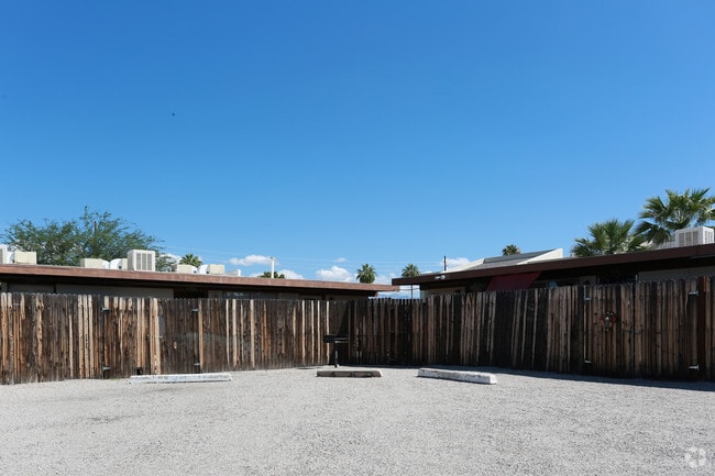 Building Photo - Helen St Apartments