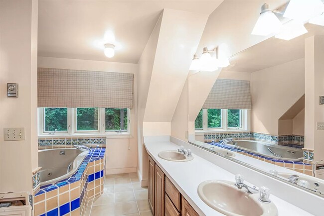 Building Photo - 5BD/3BA Beautiful House in South Burlington