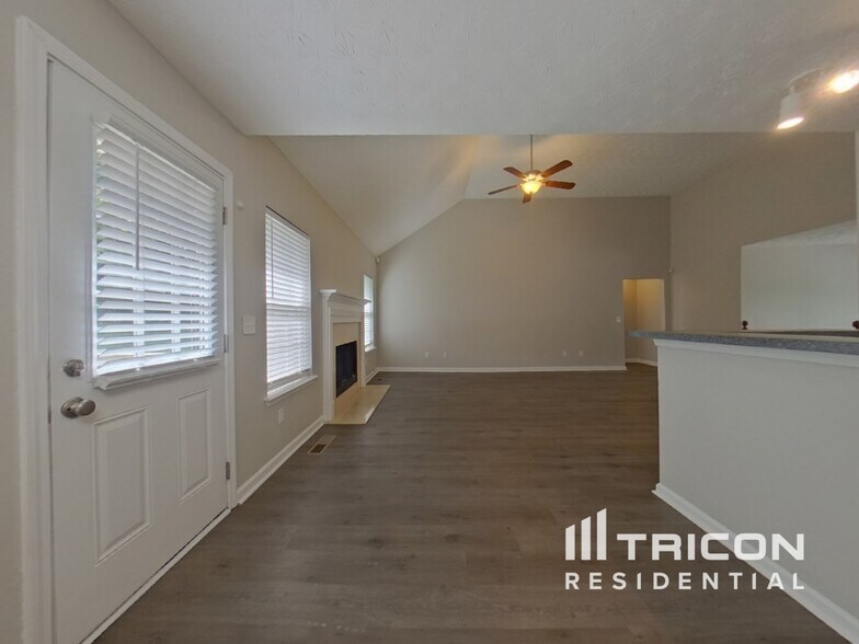 Building Photo - 6821 Hickory Hollow Dr