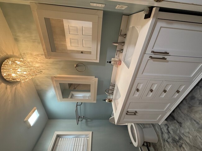 Building Photo - 5140 W 87th St