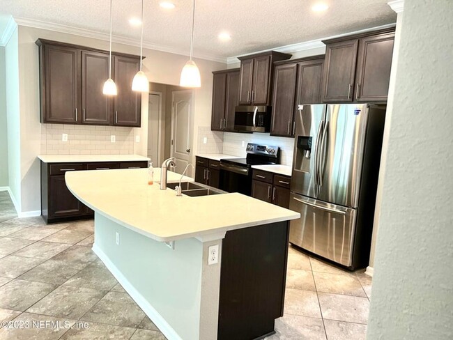 Building Photo - Large 4 bedroom home