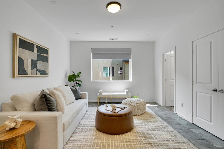 Building Photo - 1512 W Artesia Sq