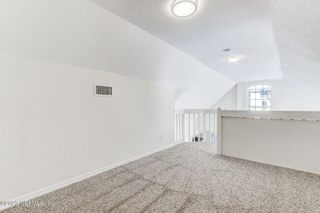 Building Photo - 13700 Richmond Park Dr N