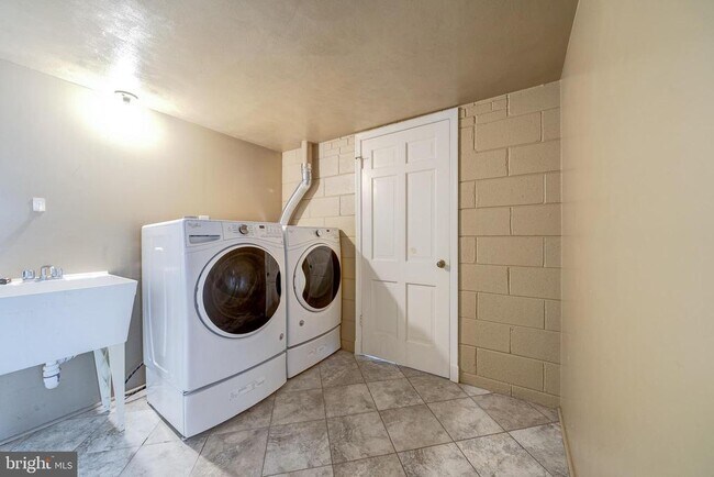 Building Photo - 6209 Stoneham Ln