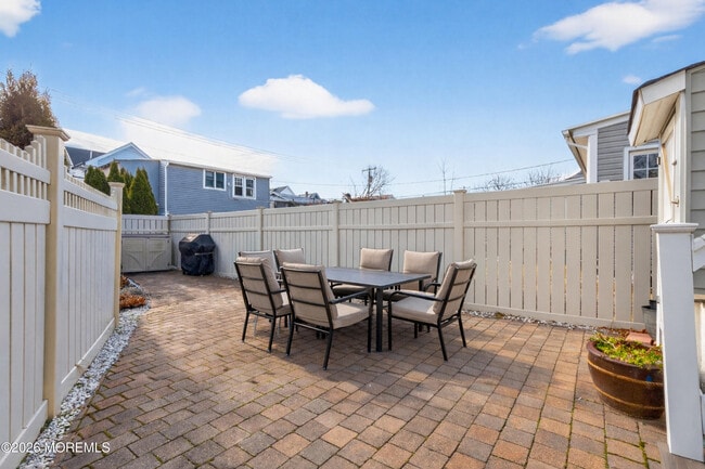 Building Photo - 211 Lareine Ave