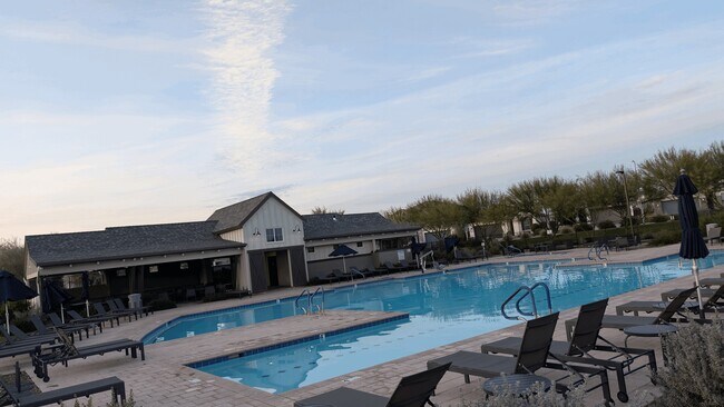 Building Photo - 4854 E Shady Glen Ave