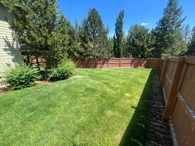 Building Photo - Landscape Maintenance Included! Spacious 3 Bed/2.5 Bath Home in SW Bend - Elder Ridge Street