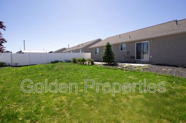 Building Photo - 1505 E Yellowstone Ave