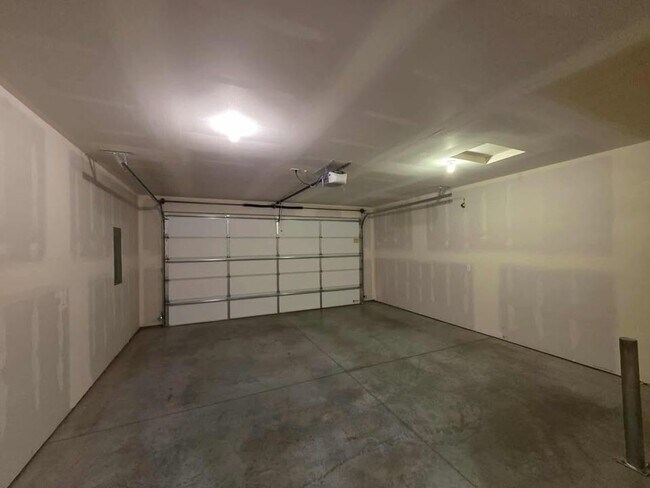 Building Photo - Amazing Brand New Home with 3 Bedrooms & 2...