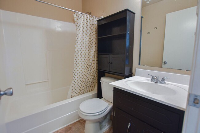 Building Photo - Updated Three Bedroom!