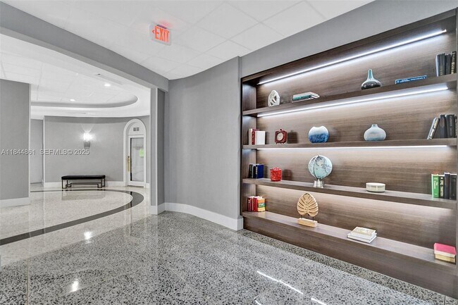 Building Photo - 3140 S Ocean Dr