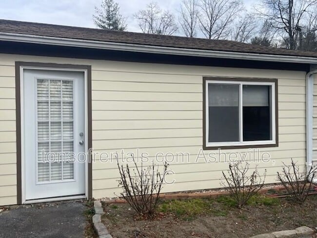 Building Photo - 321 Lake Cir Dr