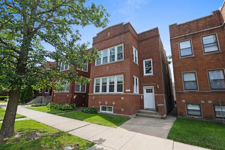 Building Photo - 2221 W Addison St