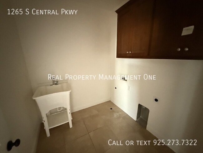 Building Photo - 1265 S Central Pkwy