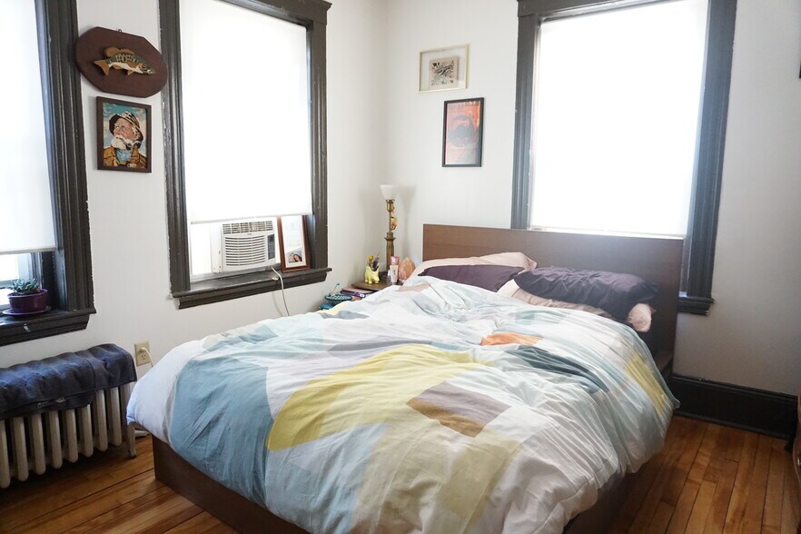 Building Photo - 165 Kelton St