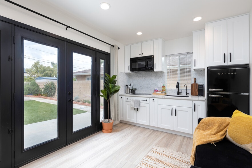 kitchenette - 1749 E Yale St