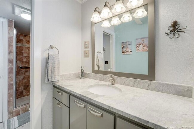 Building Photo - 10310 S Ocean Dr